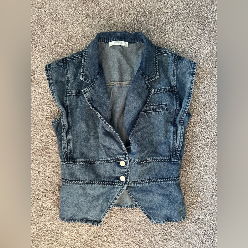 Mulla $99+ Button Collared Vest Style Top